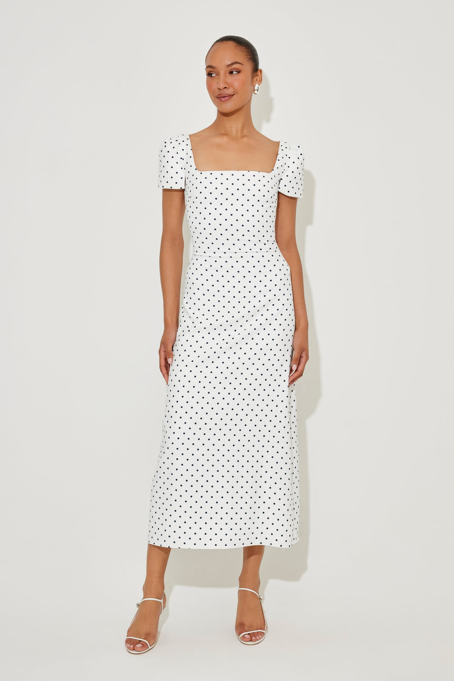 Vestido Lencero de Satén con Escote Cuadrado – Elegancia y Estilo de Lujo