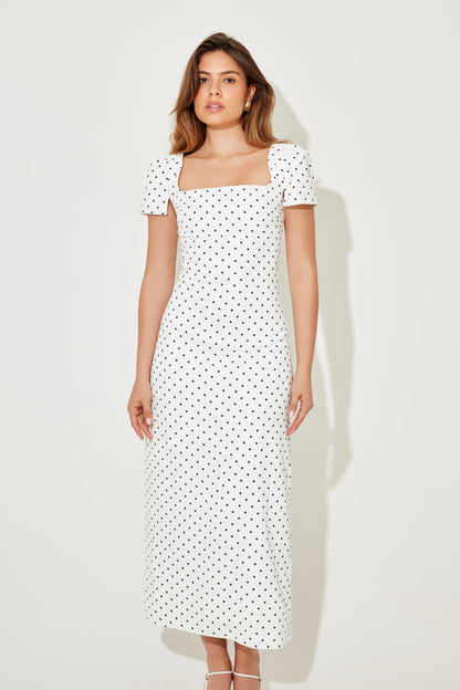 Vestido Lencero de Satén con Escote Cuadrado – Elegancia y Estilo de Lujo